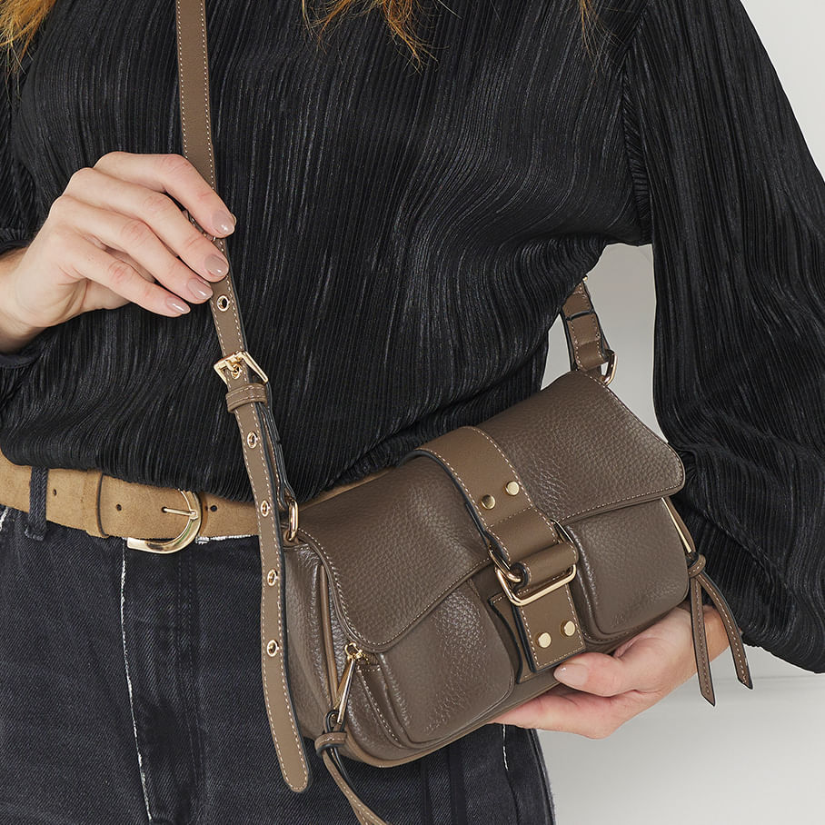 Bolsa casual feminina marrom café em material sintético com textura que imita couro, com alças duplas fixas e detalhes metálicos dourados.